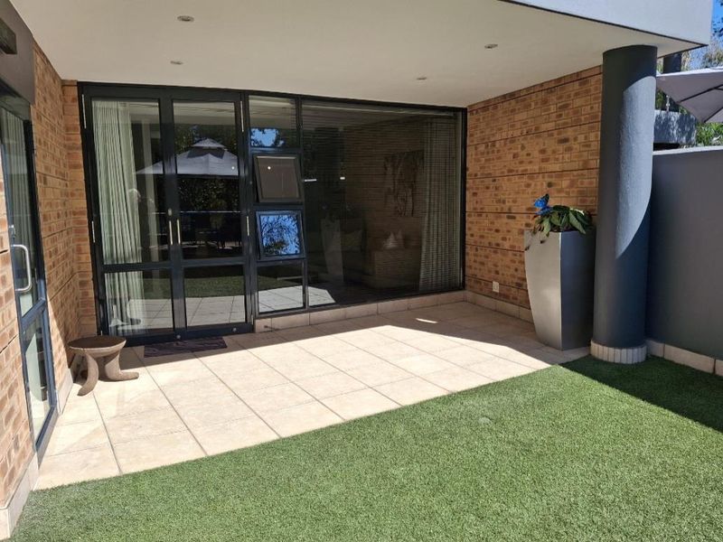 A MAGNIFICENT TWO BEDROOM FURNISHED GARDEN APARTMENT - Photo 6