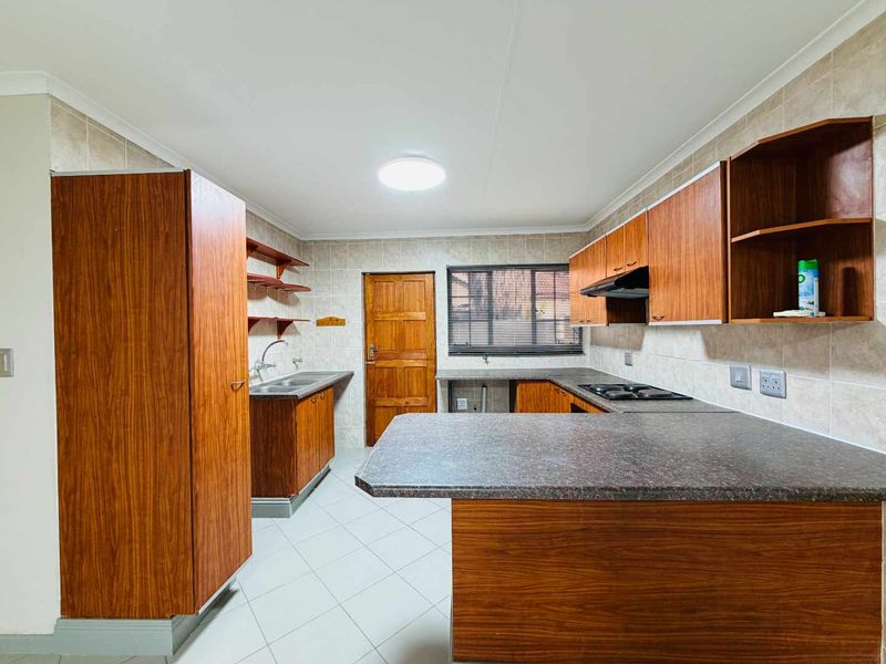 Move-In Ready 3 Bedroom, 2 Bath Renovated Home in Secure North Riding Complex - Photo 8