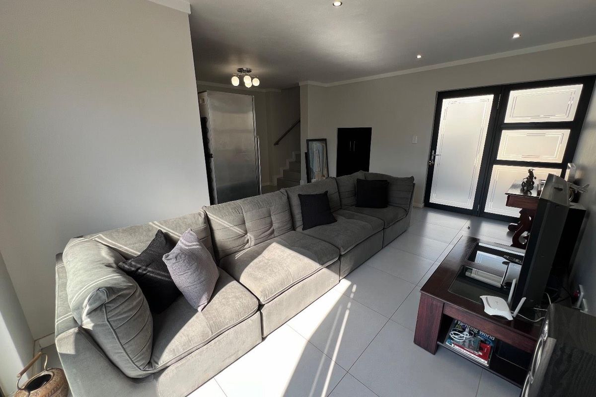 Elegant 2 Bedroom, 2 Bathroom Duplex for Rental in Secure Estate - Photo 4