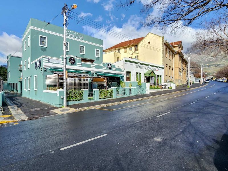 Stylish 2-Bed, 2-Bath Apartment - Photo 4