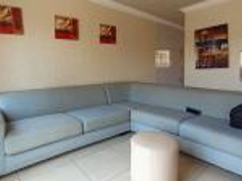 **Charming 2-Bedroom Apartment for Sale in Mondeor** - Photo 4