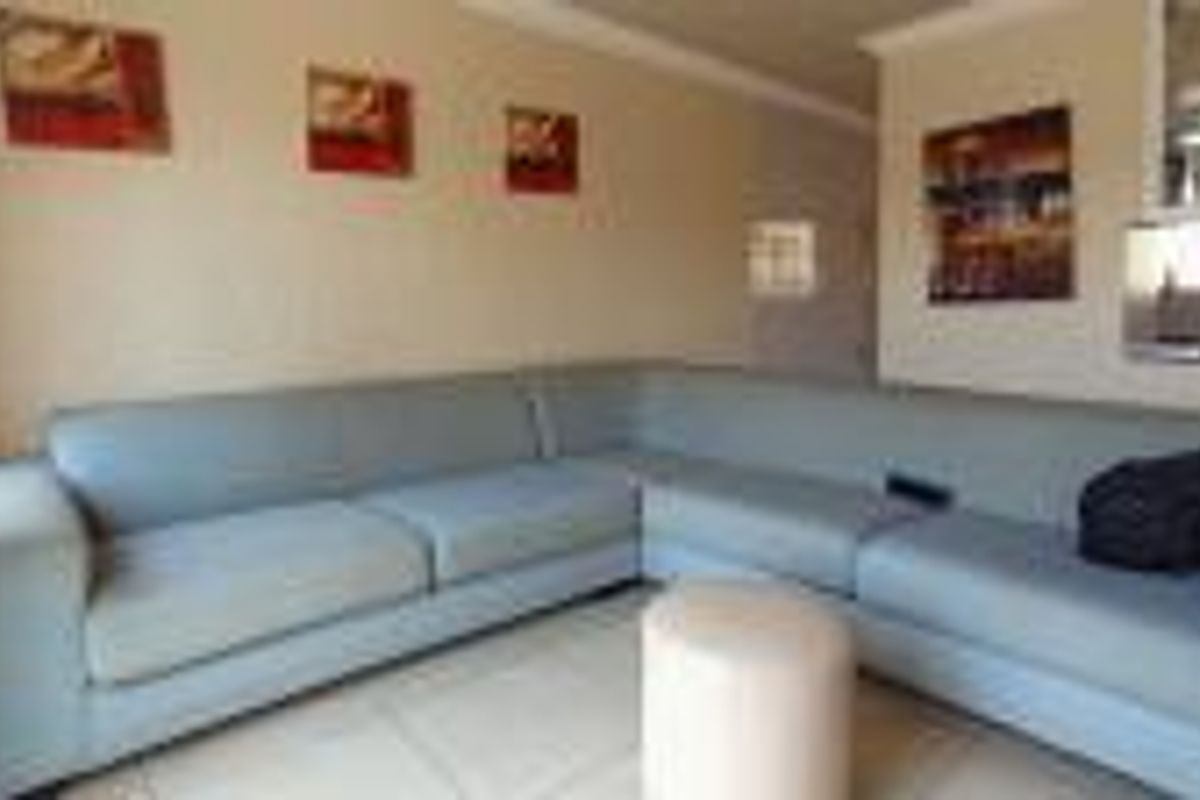 **Charming 2-Bedroom Apartment for Sale in Mondeor** - Photo 4