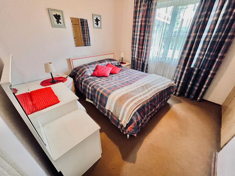 Sunward Park Oasis in The village : Spacious 4-Bed Home with Pool & Garden" - Photo 9