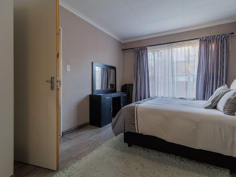 Three bedroom simplex with double garage - Heuwelsig Estate - Centurion - Photo 9