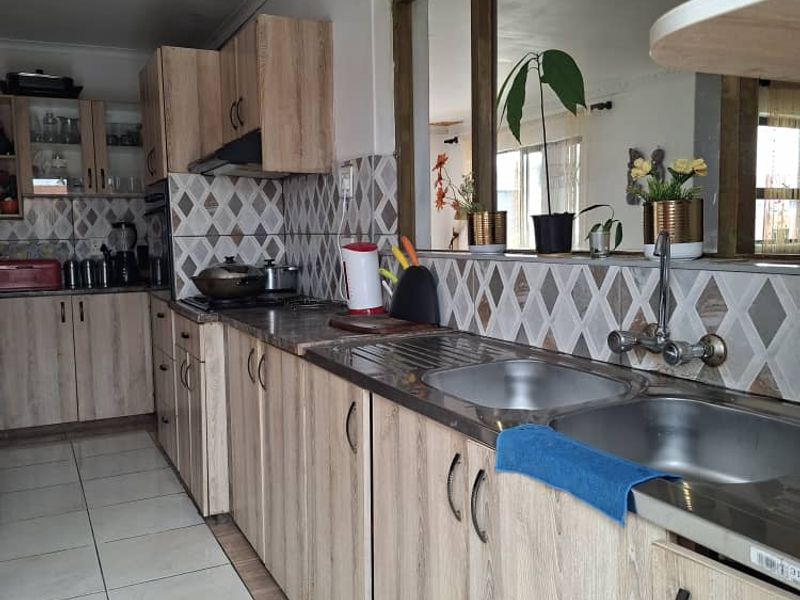 3 Bedroom Home with 2 Flats - Photo 7