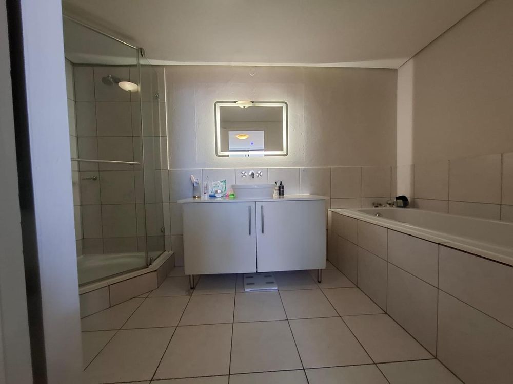 FULL main bedroom en-suite