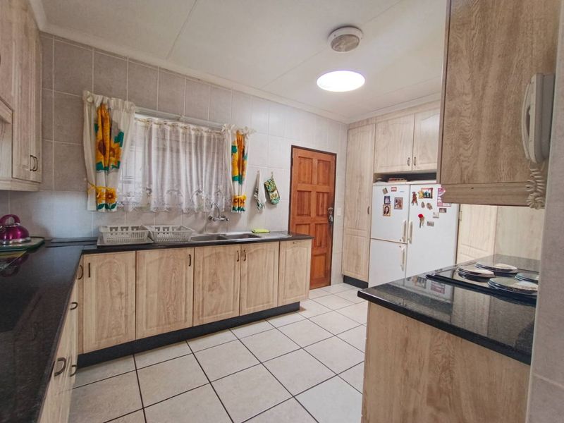 Magnificent unparalleled views meet effortless luxury living - Photo 9