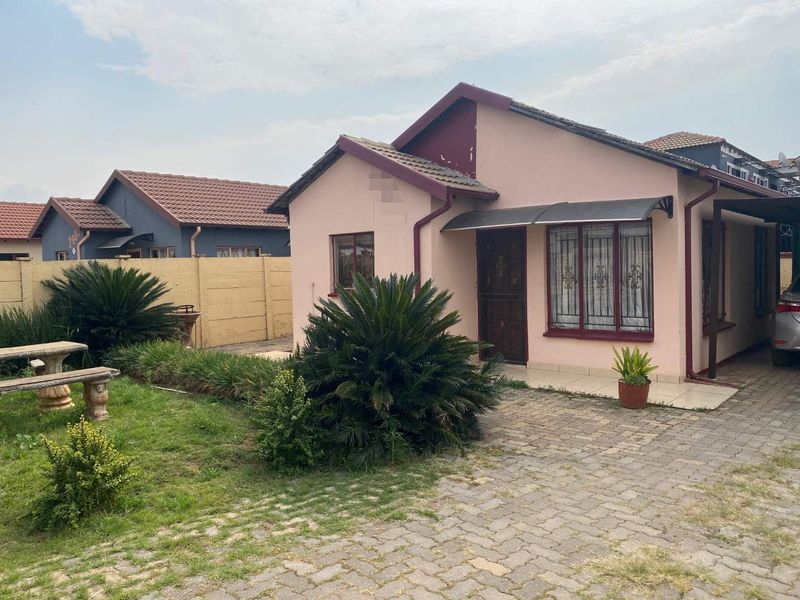 Spacious, Functional, move in ready, 2-Bedroom Home in Prime Location - Photo 7