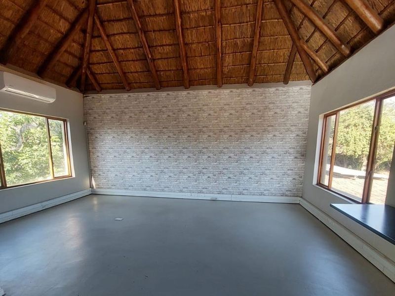 Prime location on a busy main road with excellent visibility and easy access - Photo 10