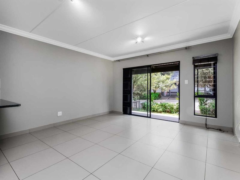 GROUND FLOOR UNIT IN A QUIET AND HIGHLY DESIRABLE LOCATION - Photo 4