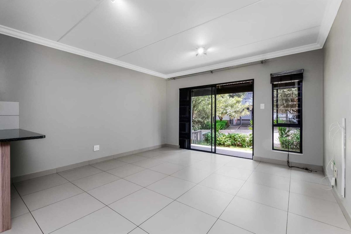 GROUND FLOOR UNIT IN A QUIET AND HIGHLY DESIRABLE LOCATION - Photo 4