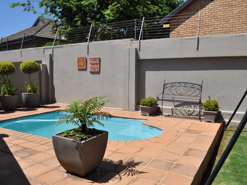 DIRECTORS HOME FOR SALE - Photo 3
