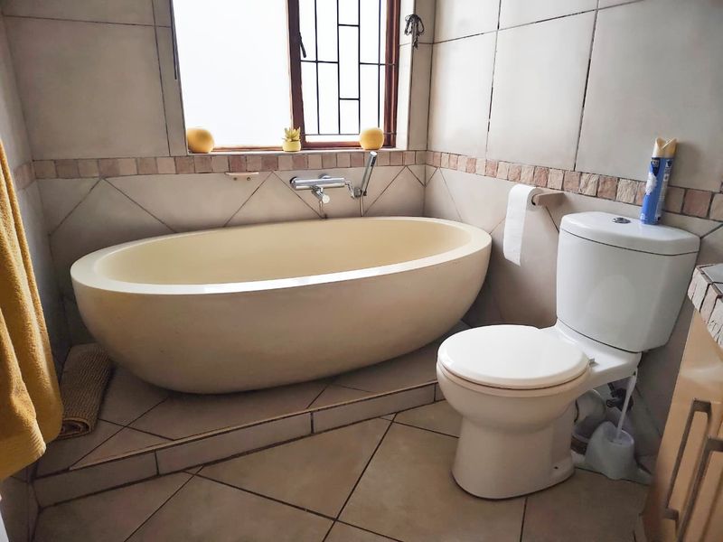 A spacious, stylish 4-bedroom home designed for comfortable modern living - Photo 8