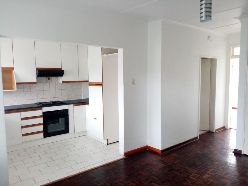 Spacious 2 Bedroom apartment available in Windsor West - Ideal Lock-Up & Go - Photo 3
