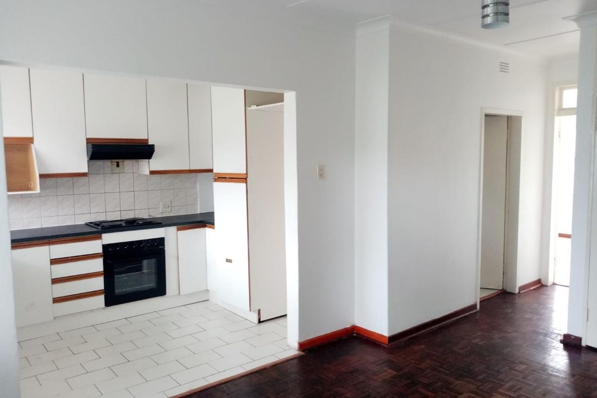 Spacious 2 Bedroom apartment available in Windsor West - Ideal Lock-Up & Go - Photo 3