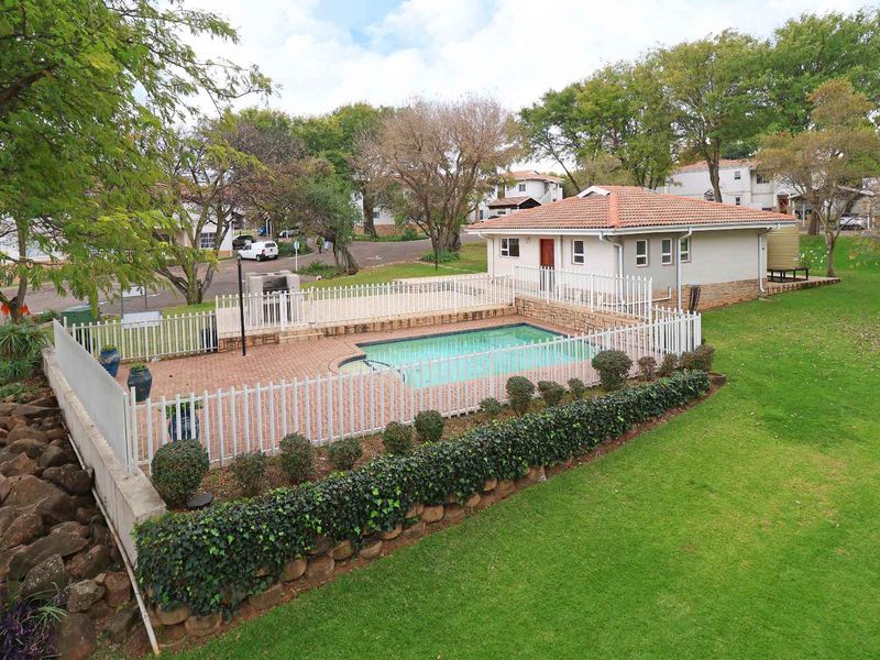 Light-Filled 2 Bed, 2 Bath Apartment Overlooking Pool & Tranquil Atmosphere - Photo 2