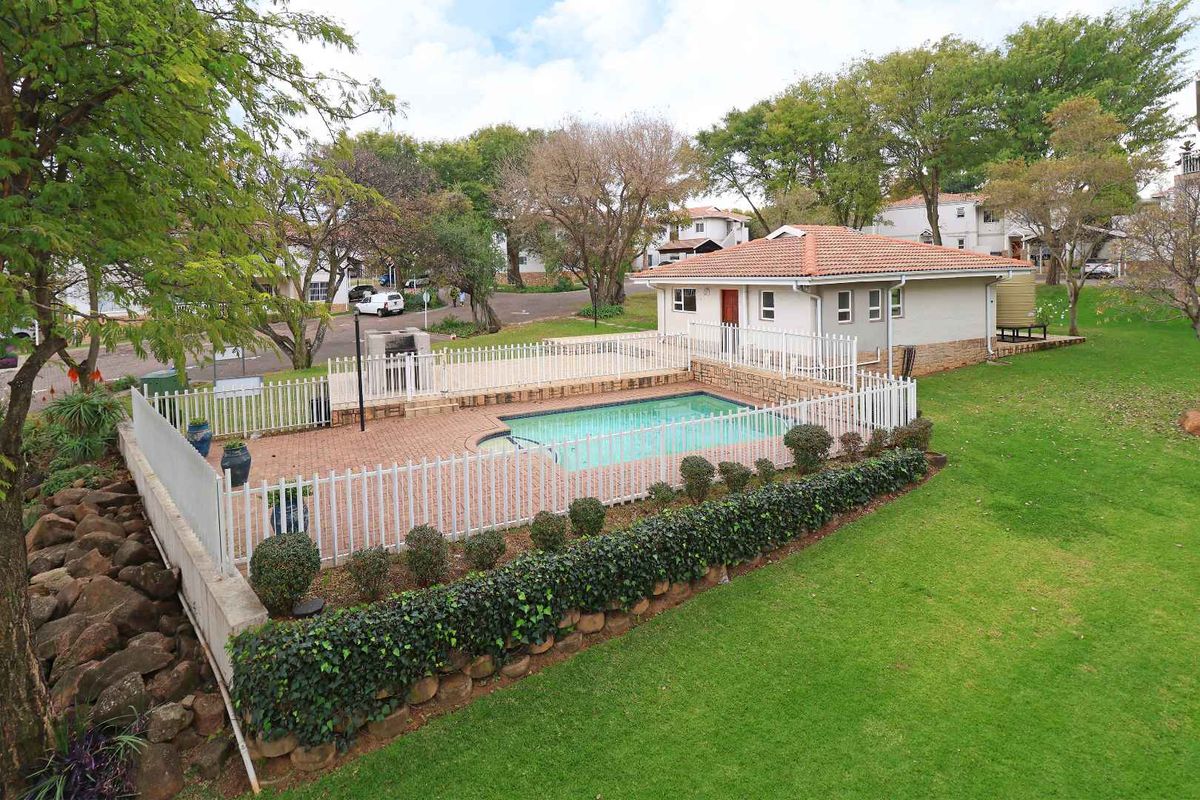 Light-Filled 2 Bed, 2 Bath Apartment Overlooking Pool & Tranquil Atmosphere - Photo 2