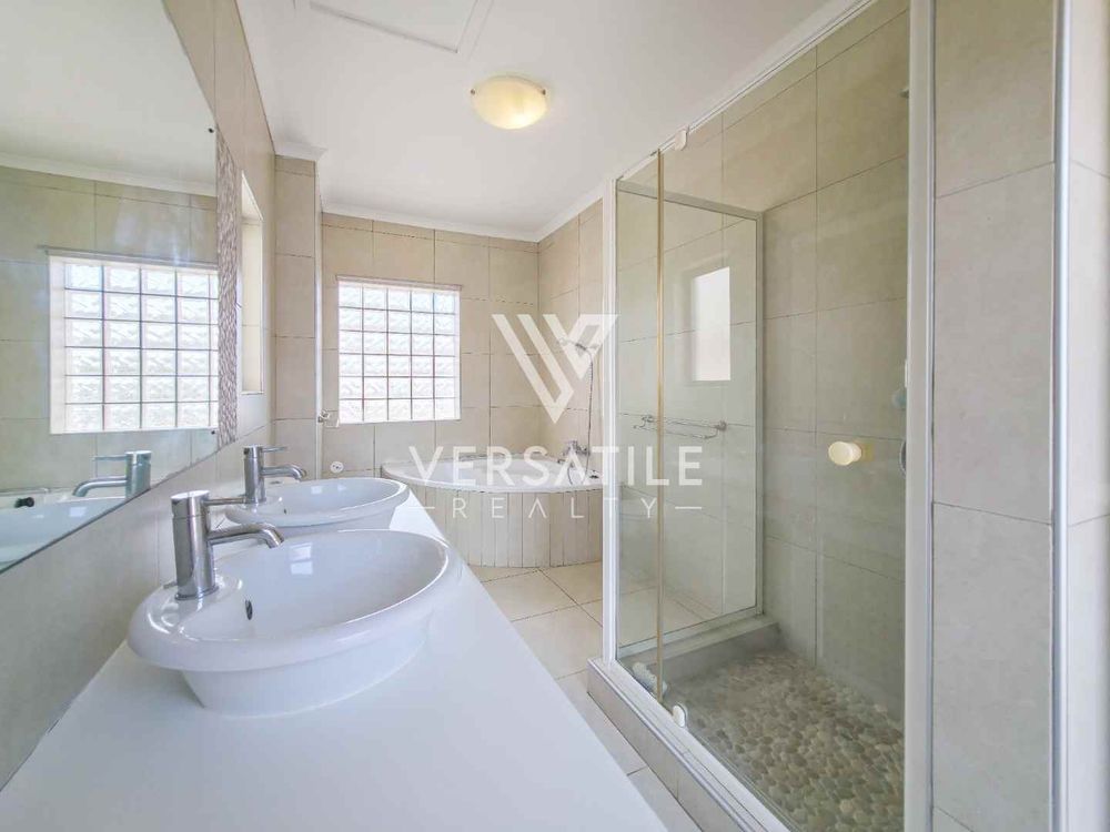 Ensuite bathroom to Master Bedroom 25 