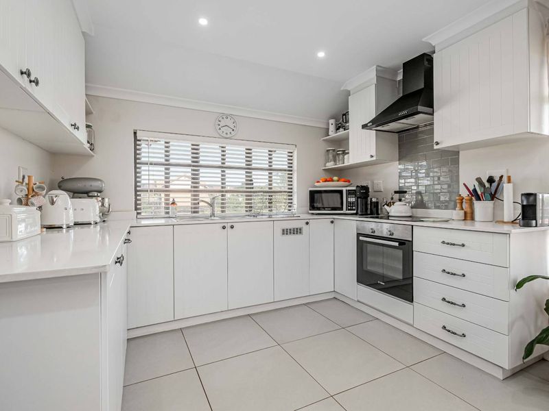 Stylish 2 Bedroom Apartment in Prestigious Clifton Hill Estate - Photo 9