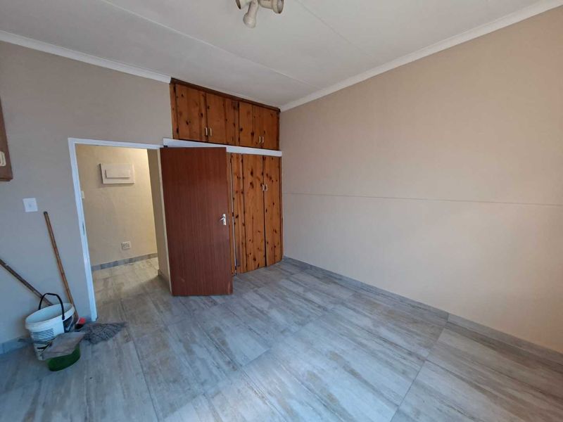 Newly Renovated 4 Bedroom House - Photo 8