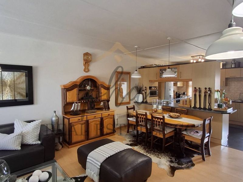 Beautifully Renovated Secure Apartment – Walking Distance to the Ocean - Photo 2