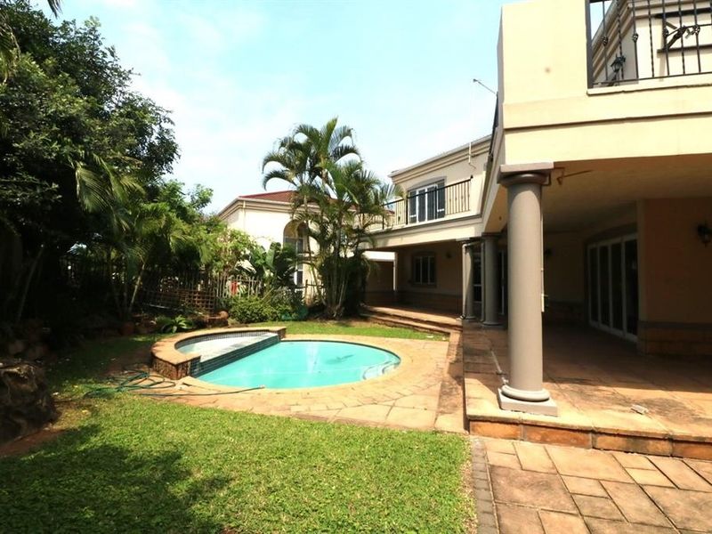 Spacious Umhlanga Townhouse with Pool Oasis - Photo 4