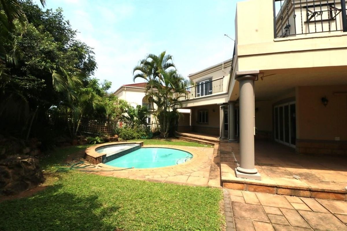 Spacious Umhlanga Townhouse with Pool Oasis - Photo 4