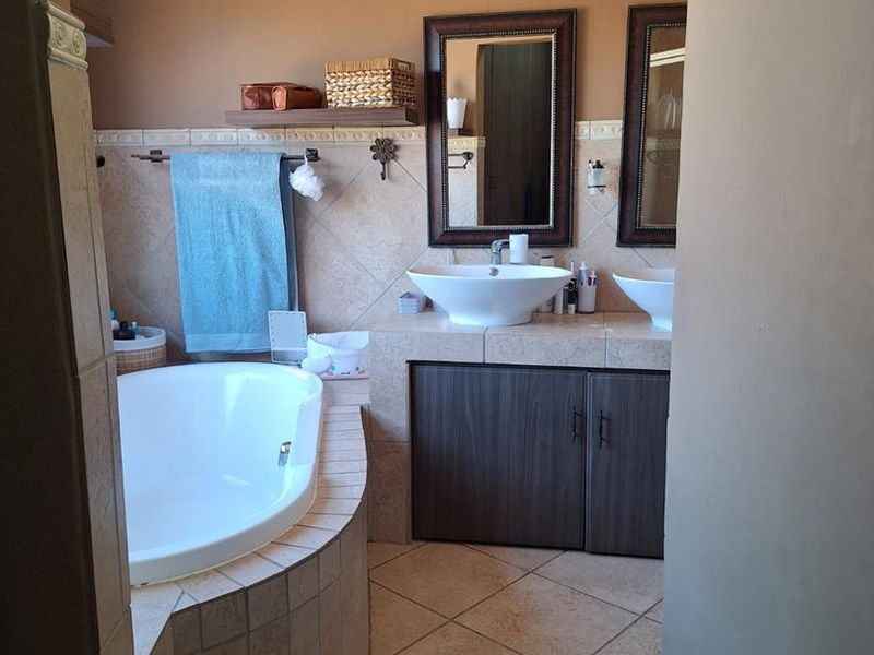 4 Bedroom Family Home To Rent Melodie Hartbeespoort - Photo 10