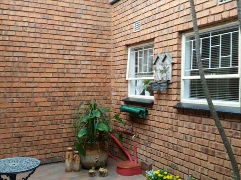 Comfortable Family Home! - Photo 3