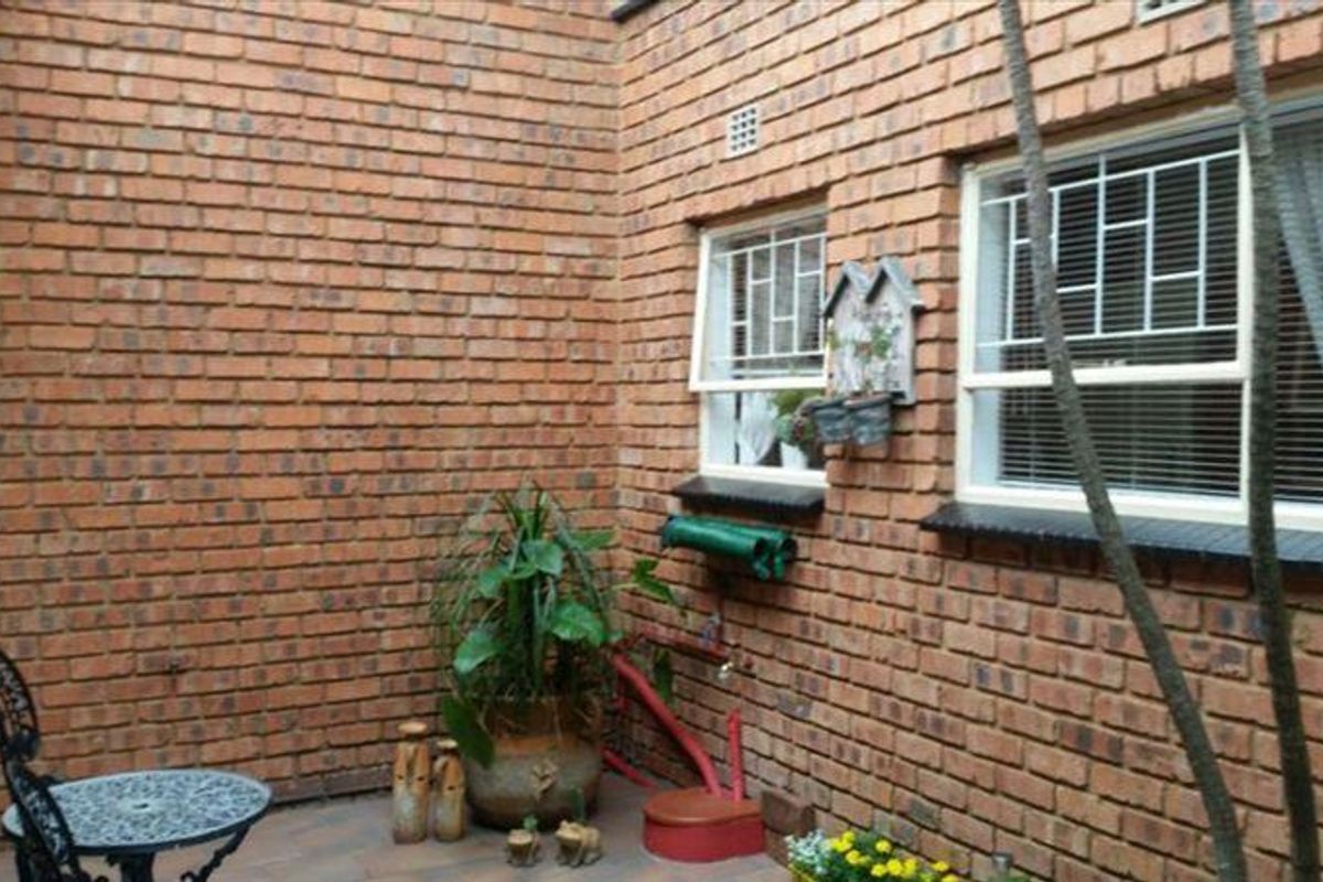 Comfortable Family Home! - Photo 3