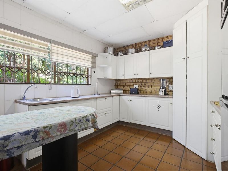 **4 Bedroom House For Sale in Glenvista, Johannesburg** **A Big Kind of Difference in Glenvista!** - Photo 9