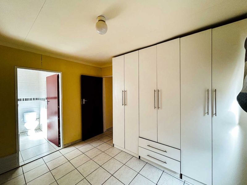 Start Your next Chapter in this Charming Naturena Home! - Photo 5