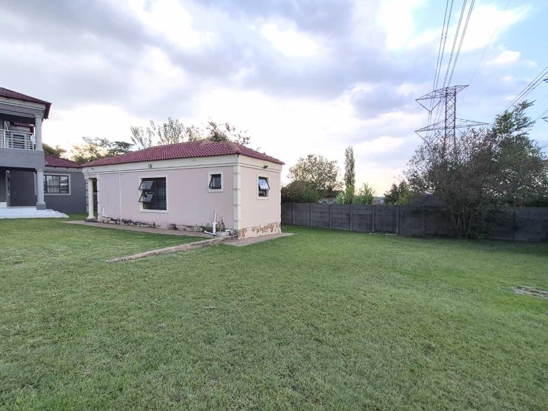 BACHELOR COTTAGE FLAT TO RENT IN BIRCHACRES - Photo 3