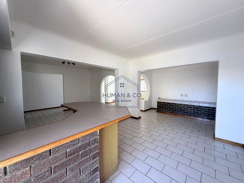 Spacious family home in central area - Photo 4