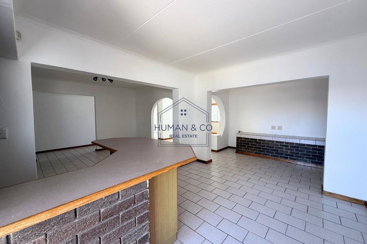 Spacious family home in central area - Photo 4