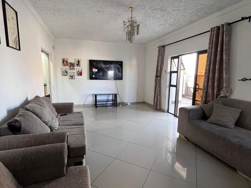 Spacious 5 - Bedroom Family Home in Cimbabsia - Photo 1