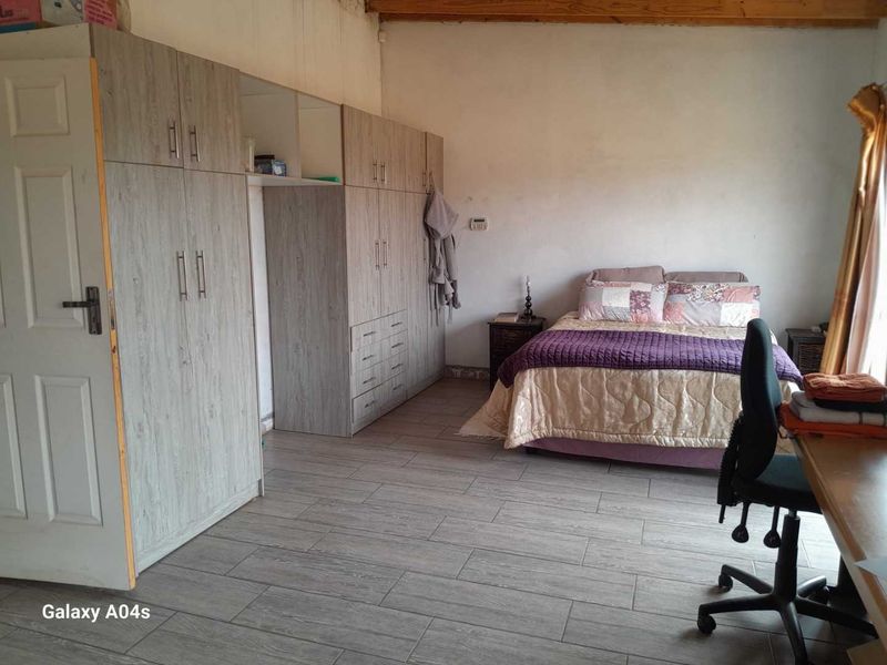 - One full bathroom COUNTRY LIFE | SMALLHOLDING |TWO BOREHOLES | JOJO STORAGE TANK | SOLAR GEYSERS - Photo 2