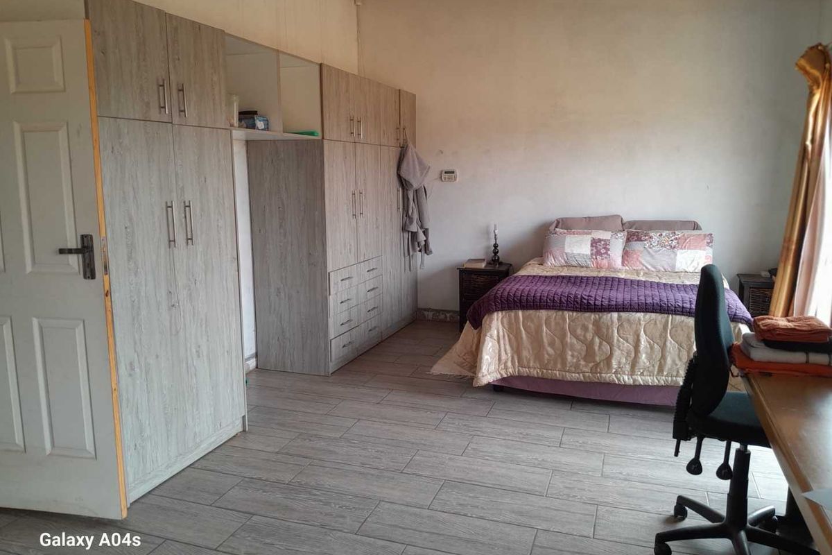 - One full bathroom COUNTRY LIFE | SMALLHOLDING |TWO BOREHOLES | JOJO STORAGE TANK | SOLAR GEYSERS - Photo 2