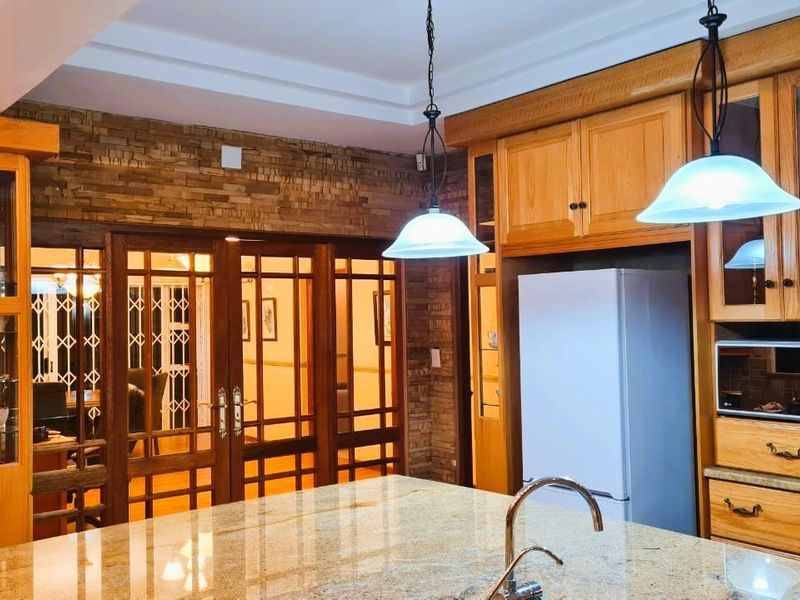 Grand Family Retreat, Bordering Waverley - Photo 5