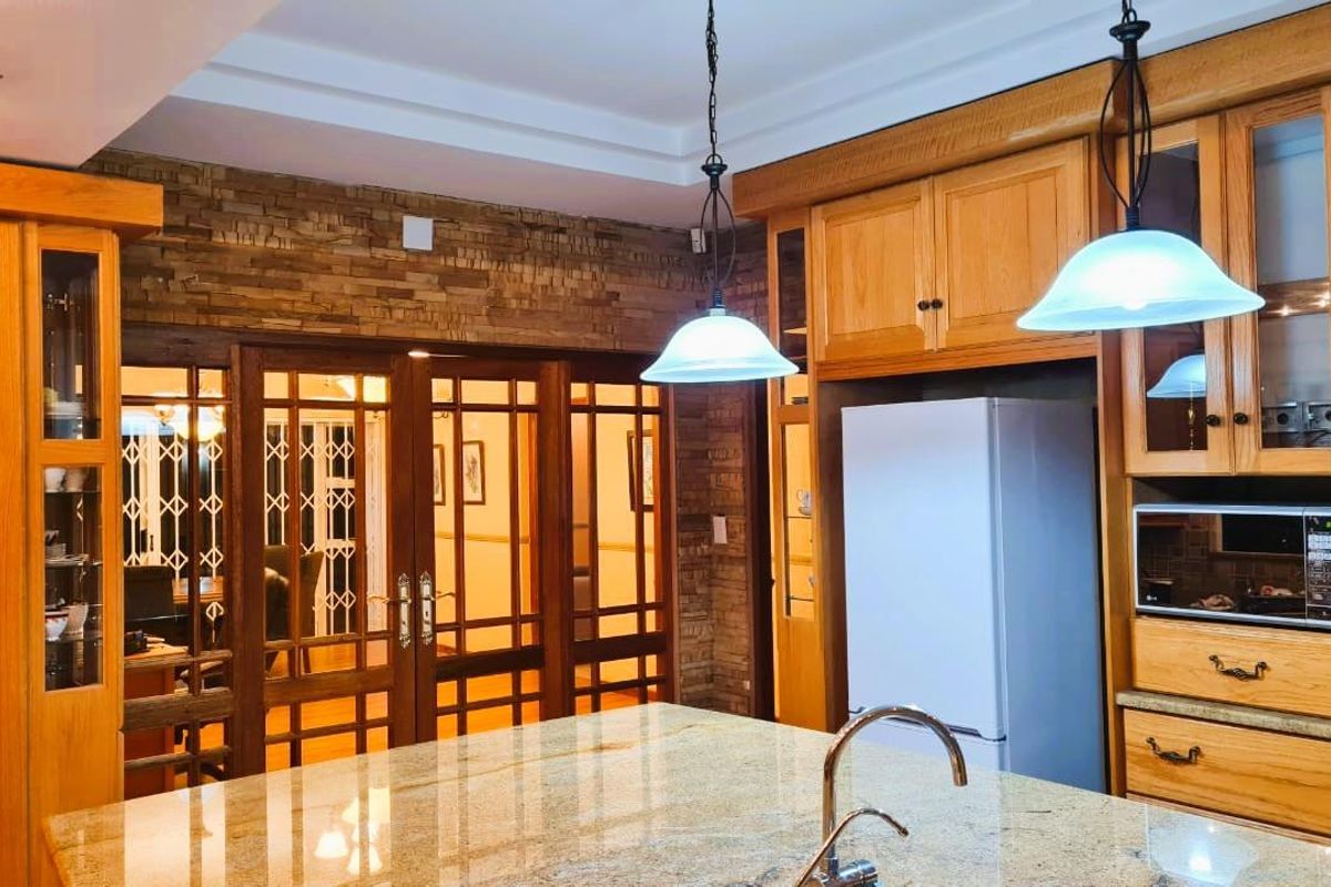 Grand Family Retreat, Bordering Waverley - Photo 5