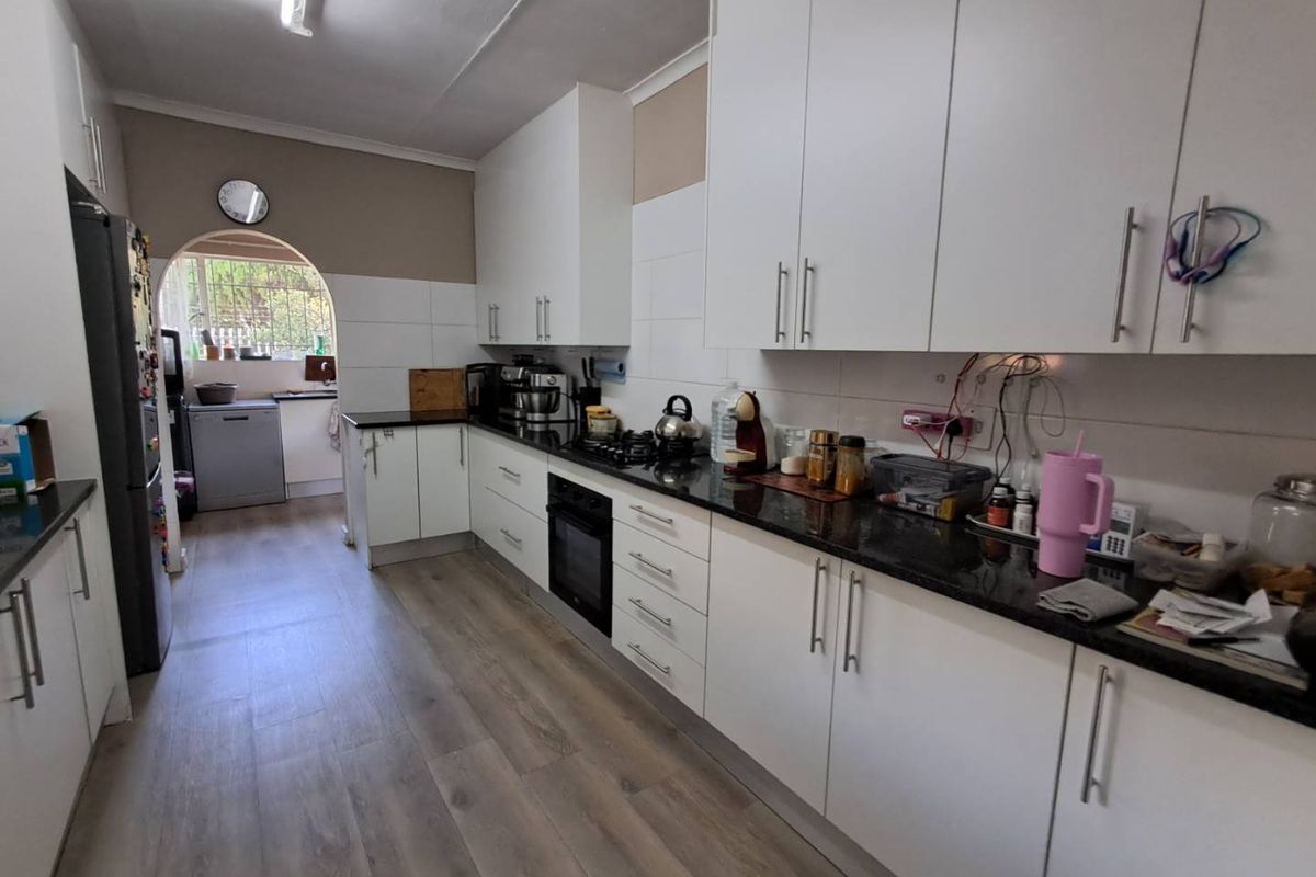 Spacious 4 Bedroom, 2.5 Bathroom Family Home in Kilnerpark - Photo 2