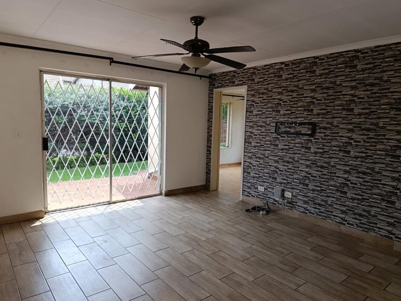 SUNNY 2 BEDROOM TOWNHOUSE - Photo 8