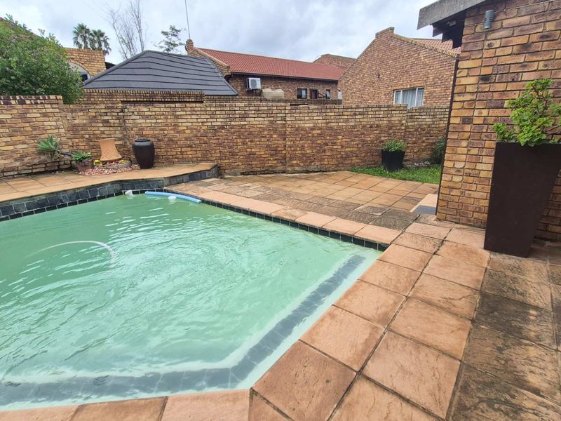 Ferreira Close: Where comfort meets charm, and your future begins - Photo 4