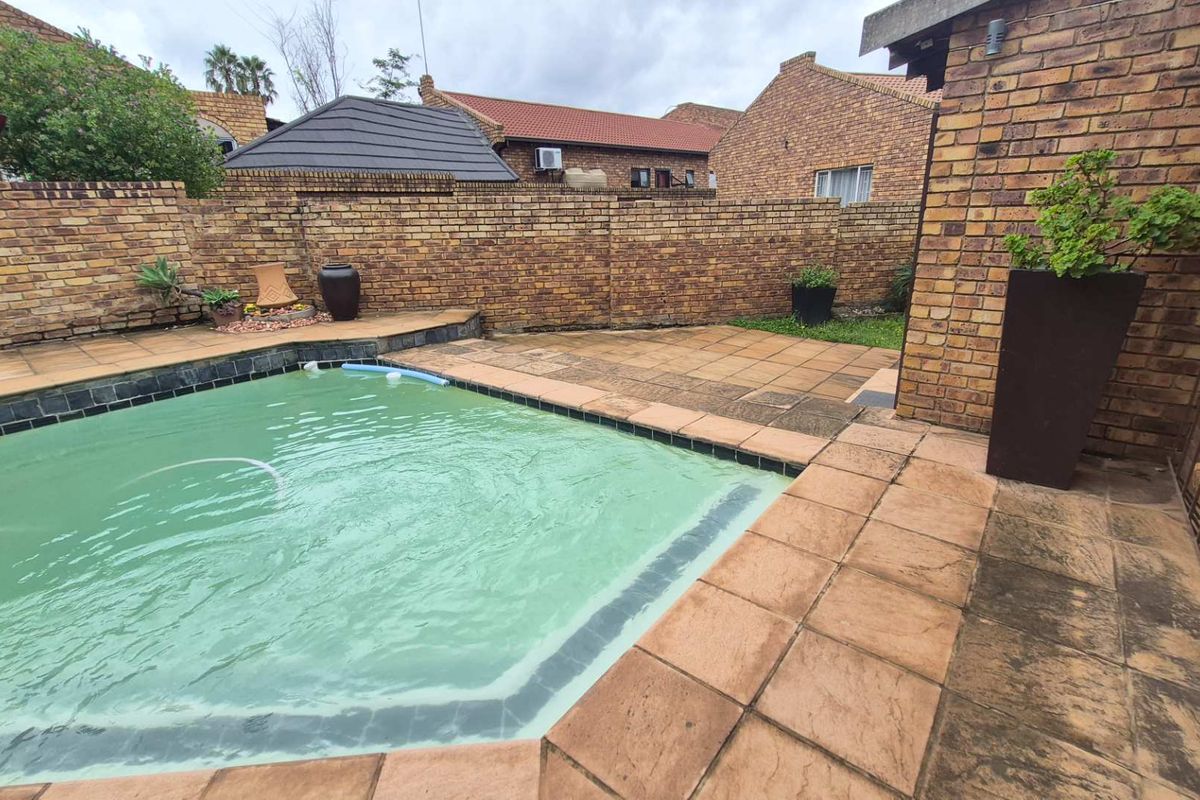 Ferreira Close: Where comfort meets charm, and your future begins - Photo 4