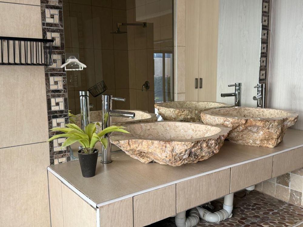 Bedroom 1 en-suit bathroom 