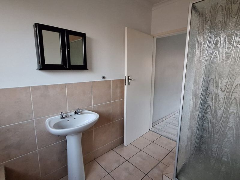 Spacious 3-Bed Townhouse with Large Wrap-Around Garden in Secure Olivedale Complex - Photo 8