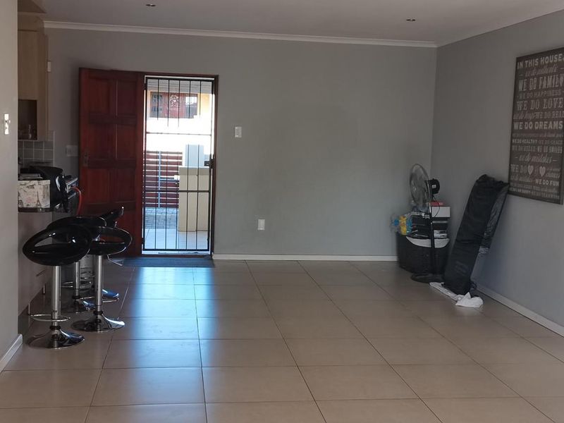 Lovely Townhouse: Secure Complex, Modern Comforts! - Photo 8