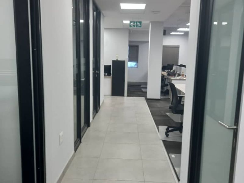 A GRADE OFFICE TO LET - Photo 3