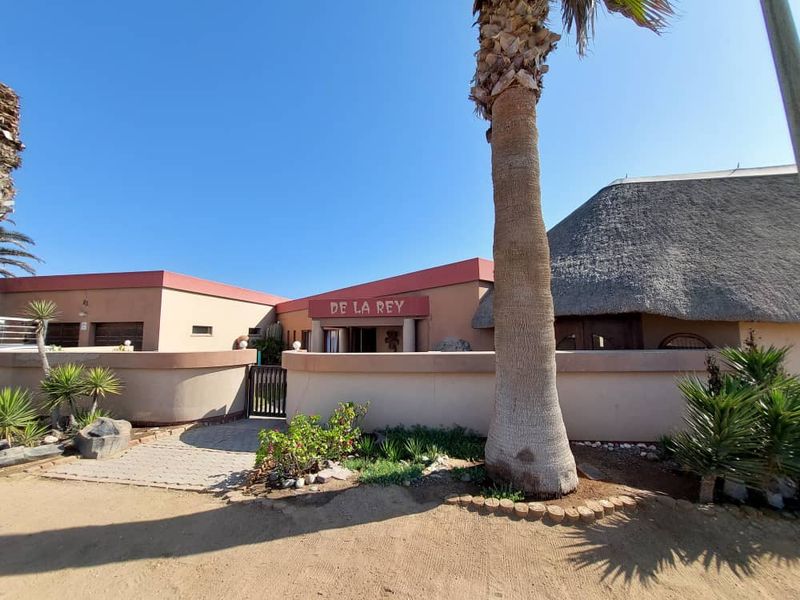 Spacious 3-Bedroom Home with Entertainment Room and Flatlet. - Photo 2