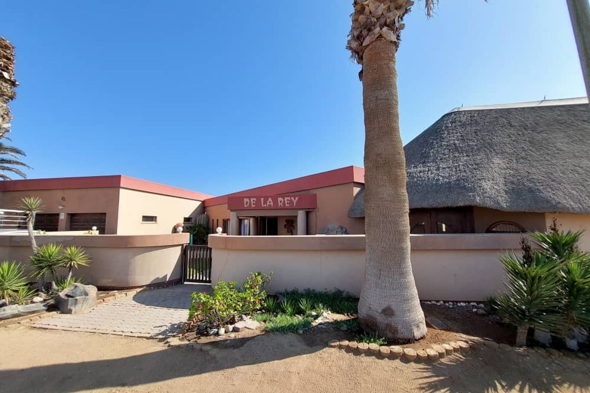 Spacious 3-Bedroom Home with Entertainment Room and Flatlet. - Photo 2